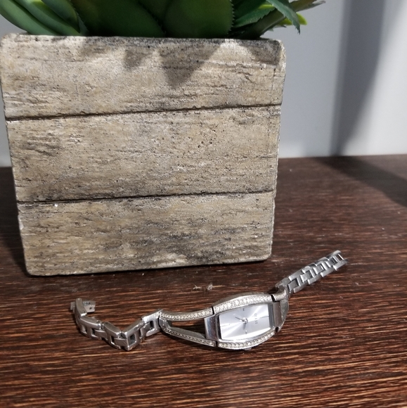 ⌚GUESS BRACELET WATCH - Picture 3 of 8